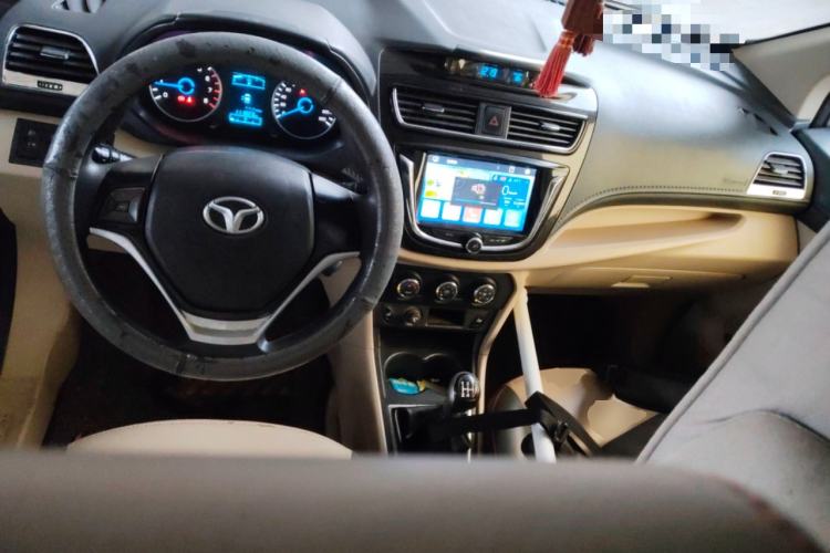 Used FAW Yingzhi 737 2015 1.5L Manual Deluxe Navigation Version Center Console