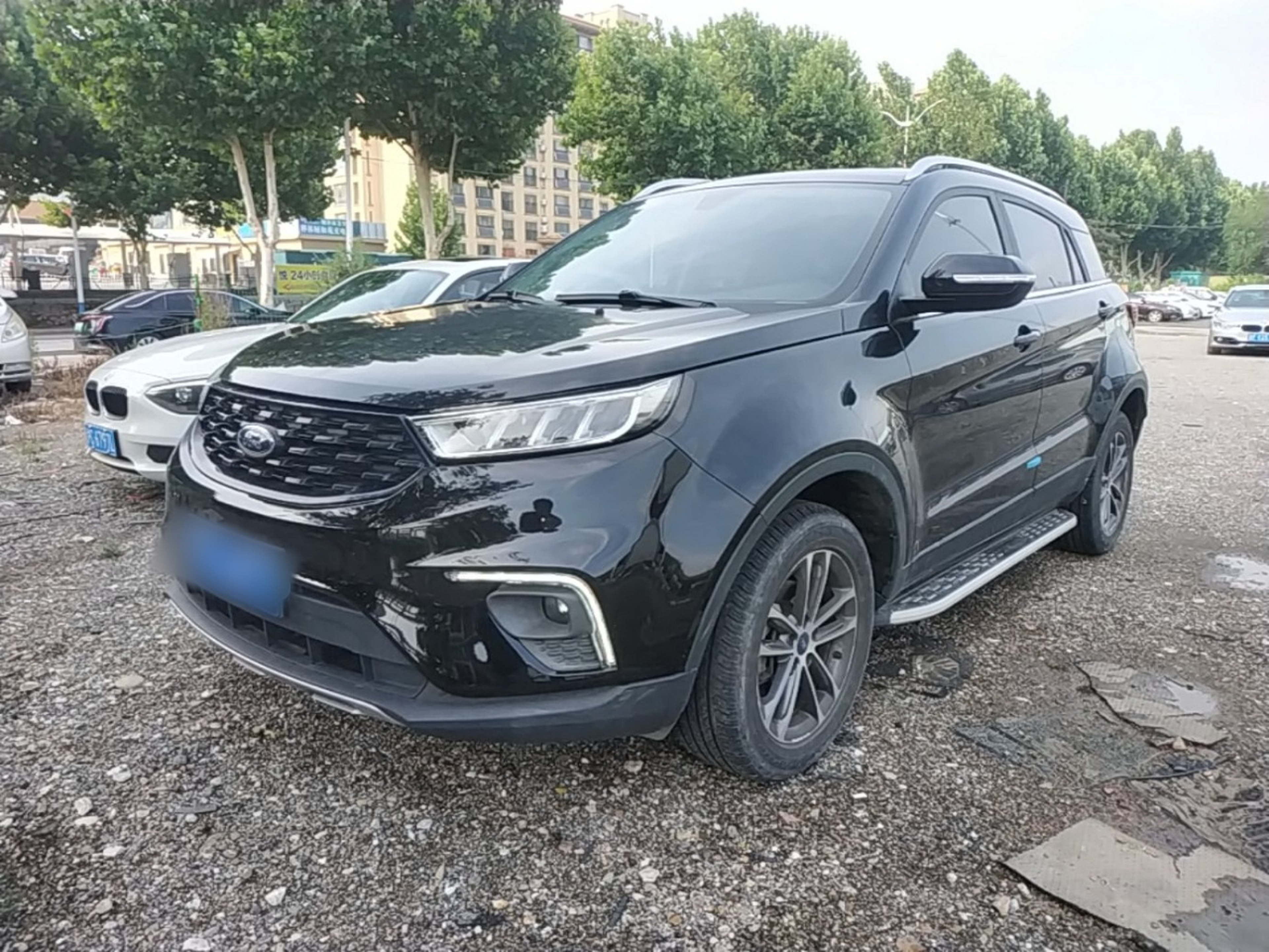 Под передней частью автомобиля