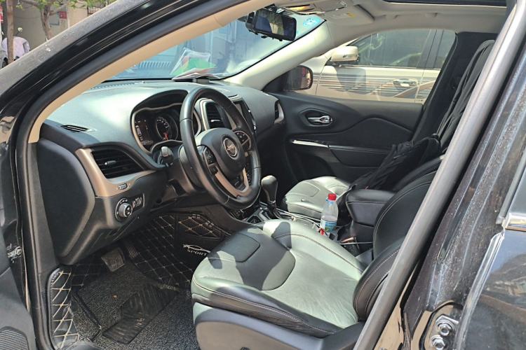 Used Jeep Cherokee 2017 2.0L Superior Edition
