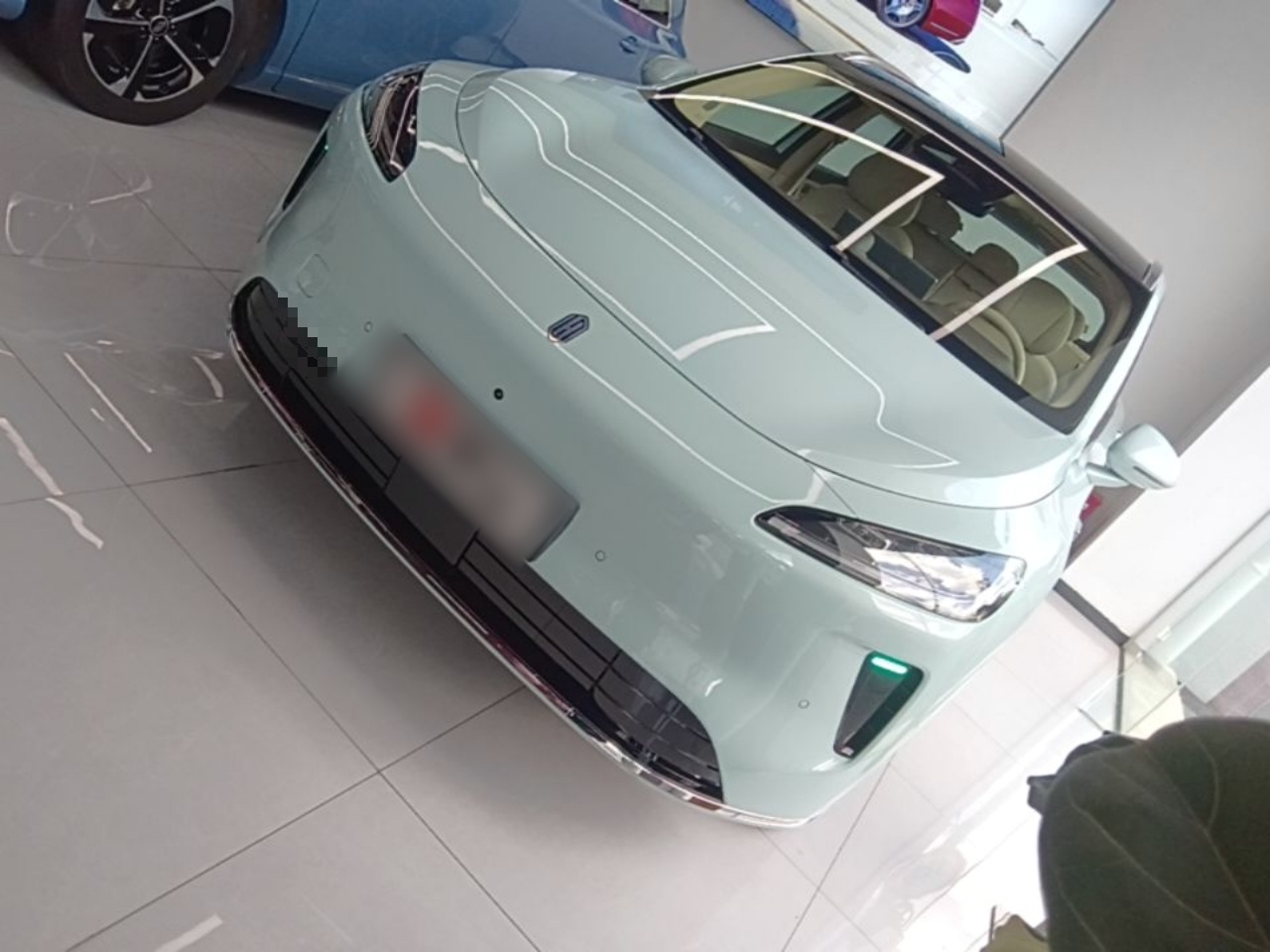 Unter der Vorderseite des Autos