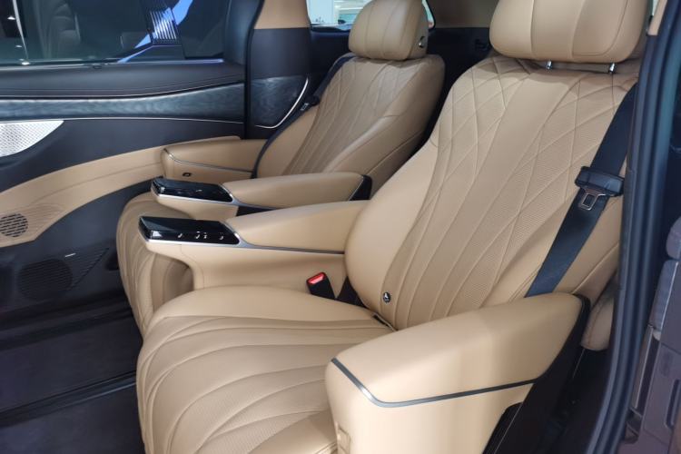 Used Denza D9 2025 DM-i Smart Drive 1020 Four-Wheel Drive Deluxe Model
