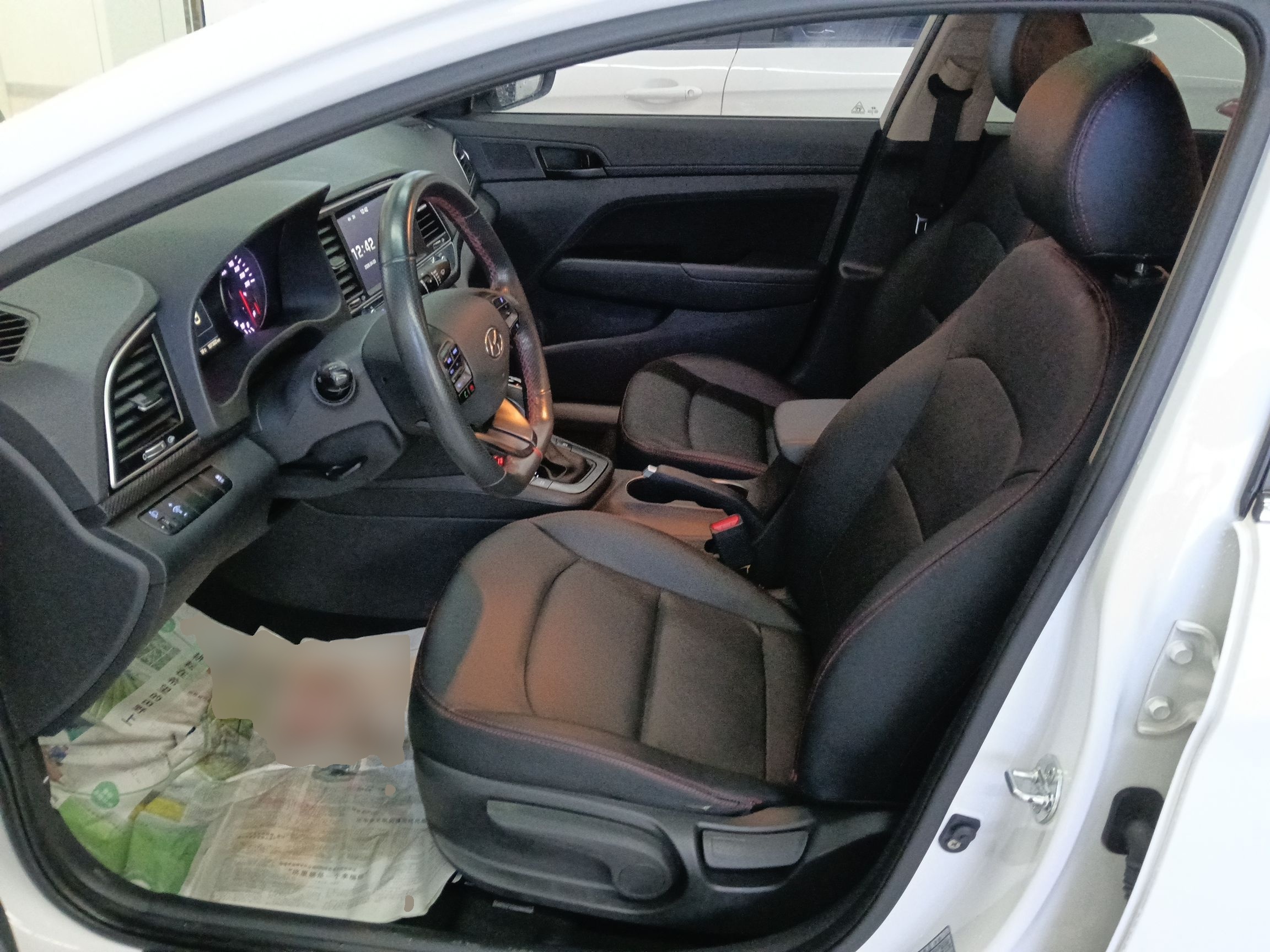 Переднее сиденье в автомобиле