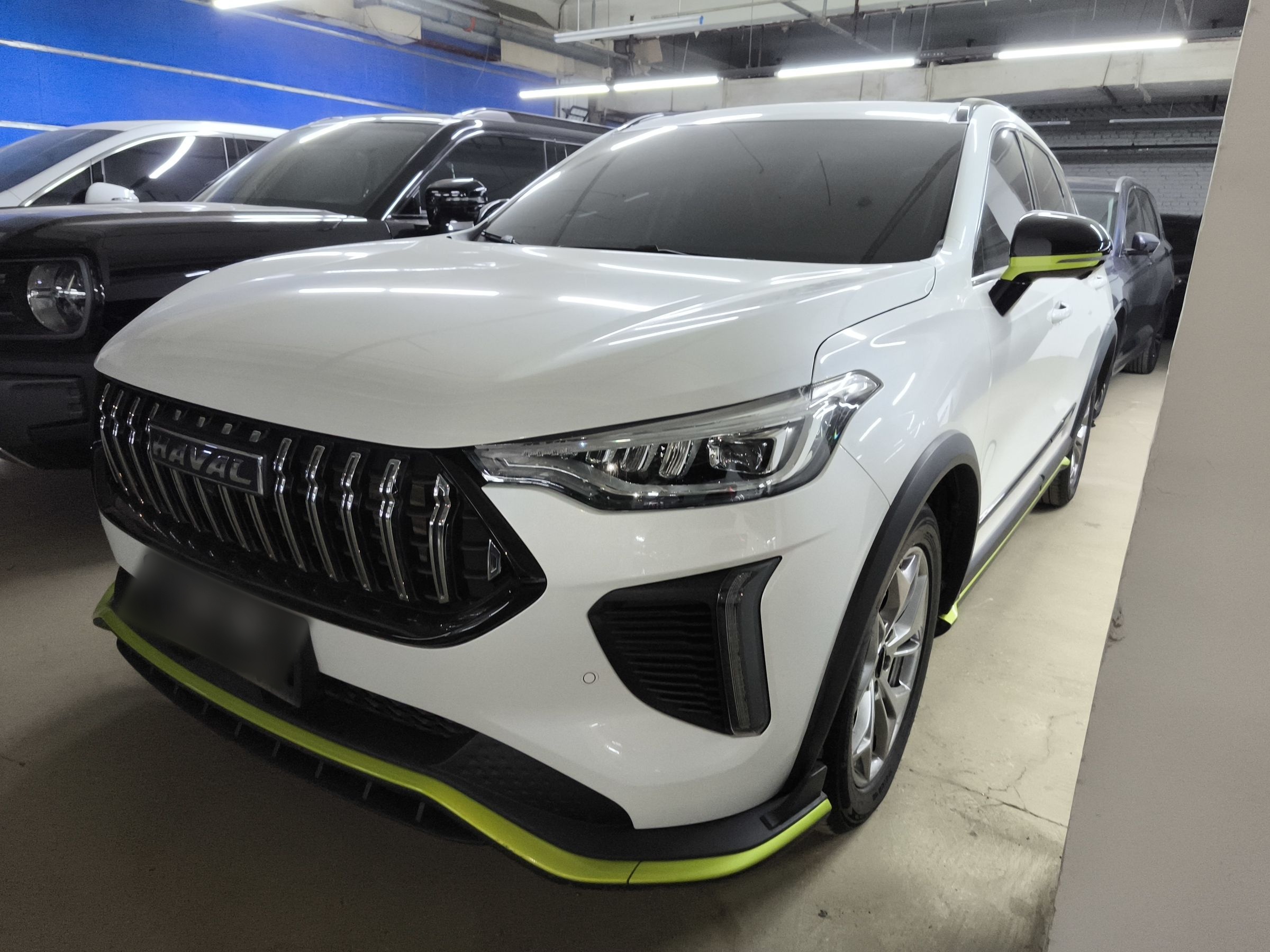 تحت مقدمة السيارة