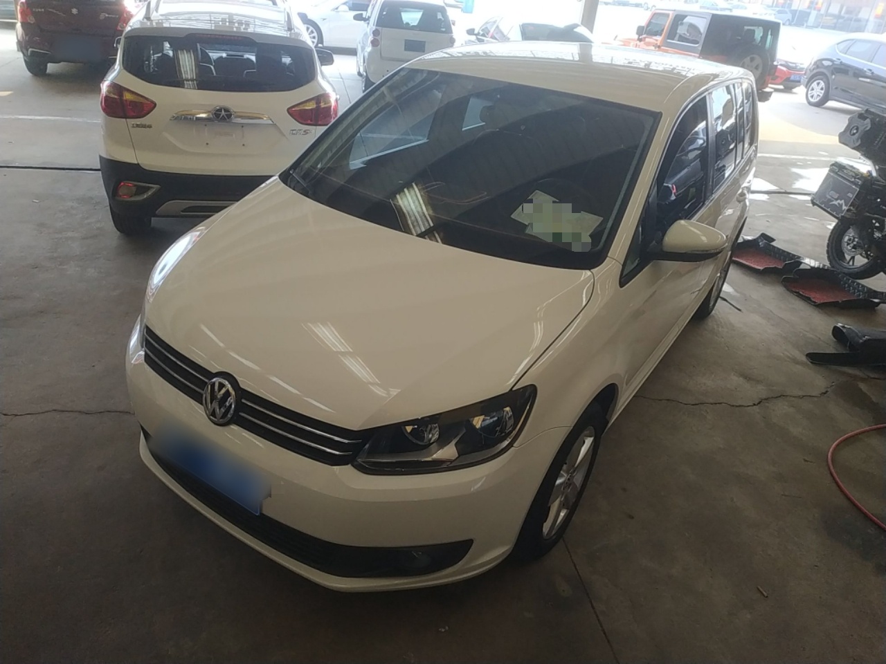 Под передней частью автомобиля