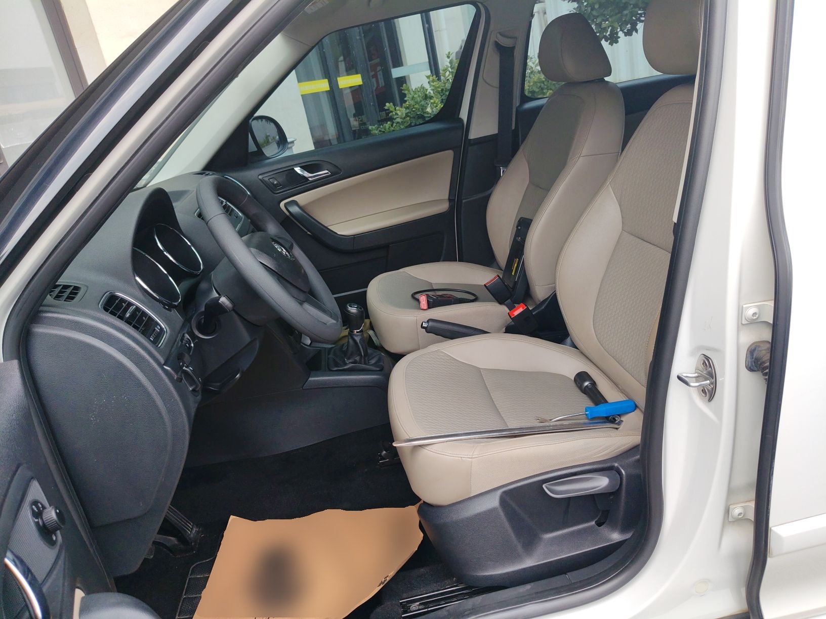 المقاعد الأمامية داخل السيارة