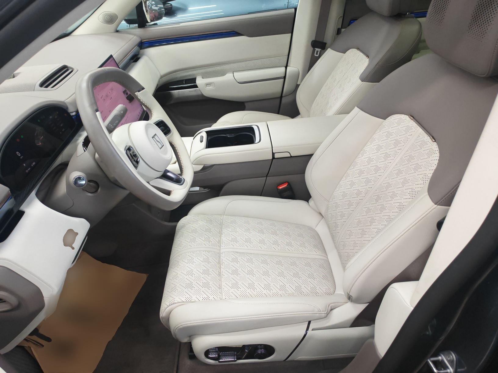 المقاعد الأمامية داخل السيارة