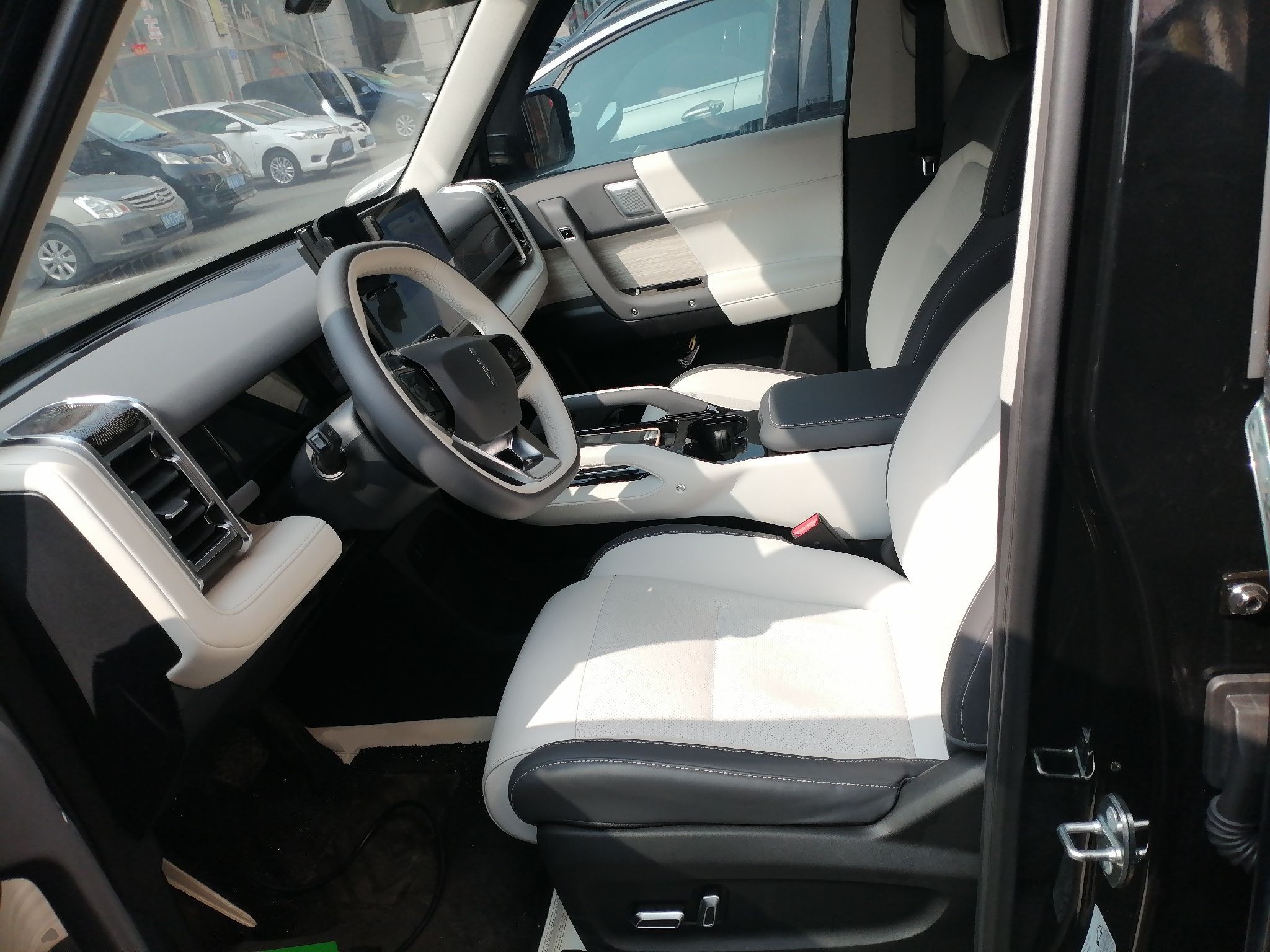 المقاعد الأمامية داخل السيارة