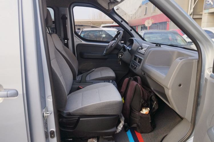 Used Wuling Yangguang 2024 300KM Comfort Version Passenger Van 75kW