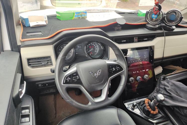 Used Wuling Hongguang PLUS 2020 1.5L Manual Comfort 7-Seater Steering Wheel