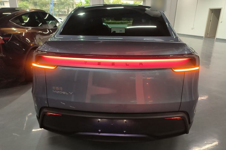 Used Tesla Model Y 2025 Rear-Wheel-Drive Version
