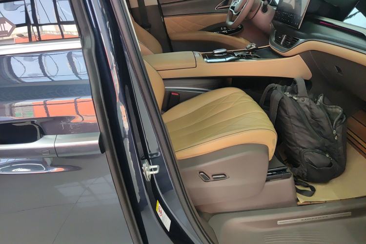 Used Denza D9 2022 DM-i 970 Four-Wheel Drive Flagship Model
