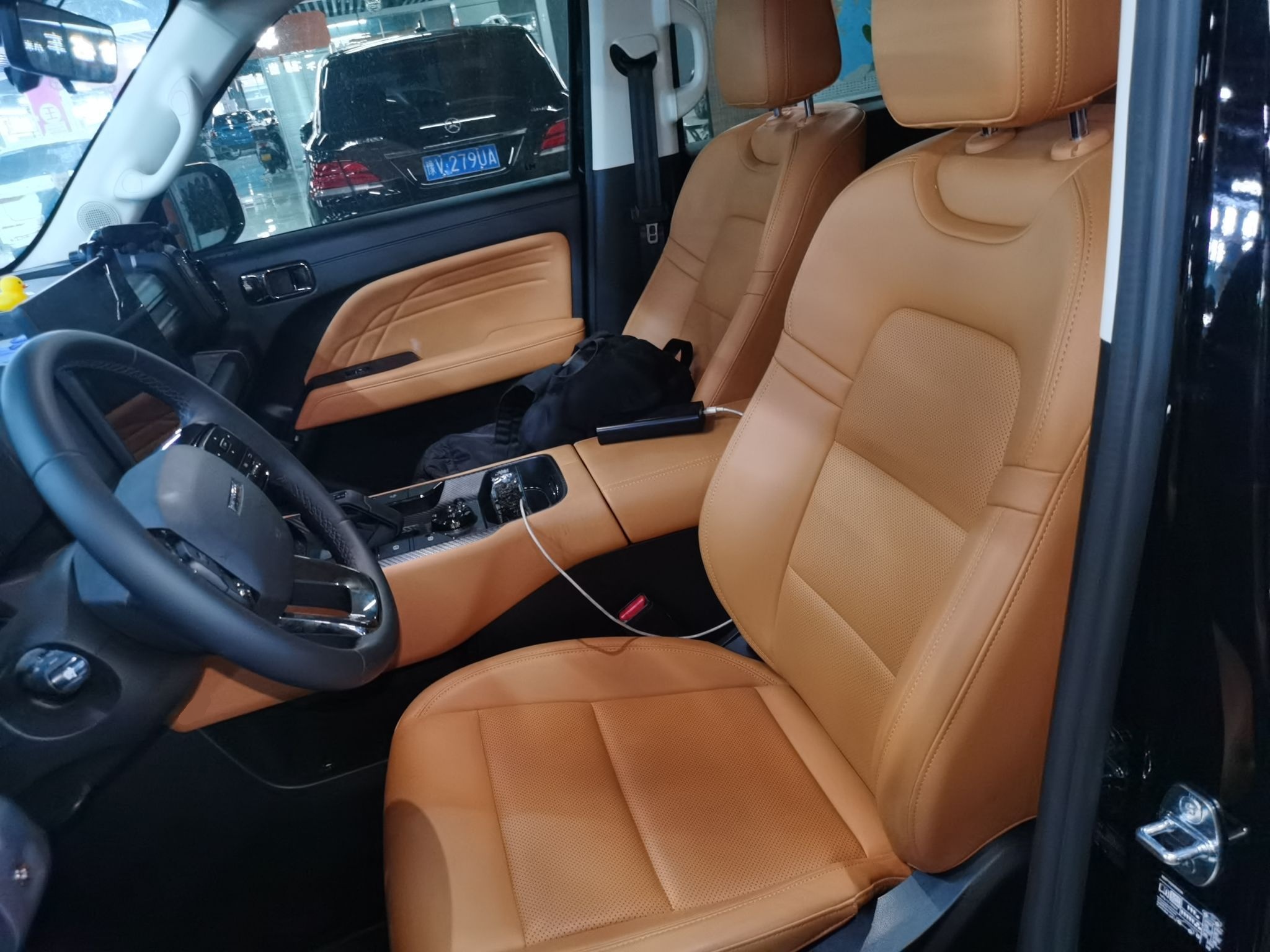 المقاعد الأمامية داخل السيارة