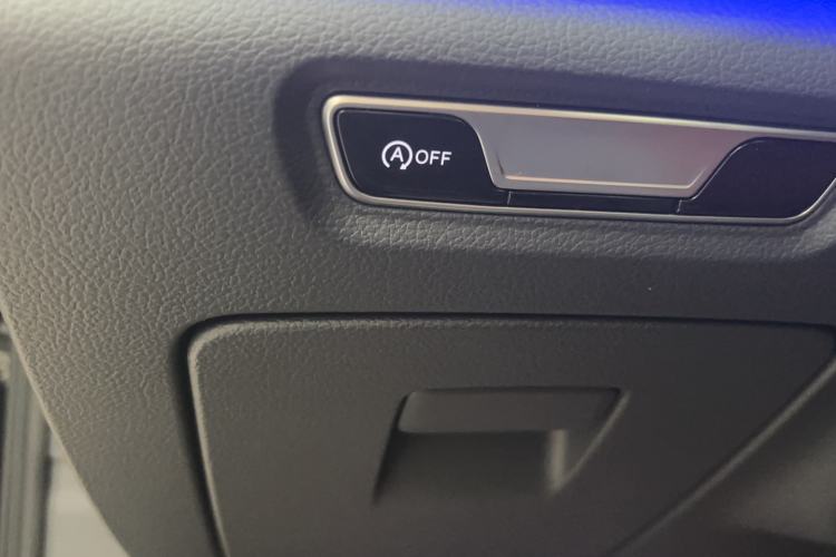 Used Hongqi H5 2025 2.0T Automatic Flag Edition – 500 000 Units Commemorative Version
