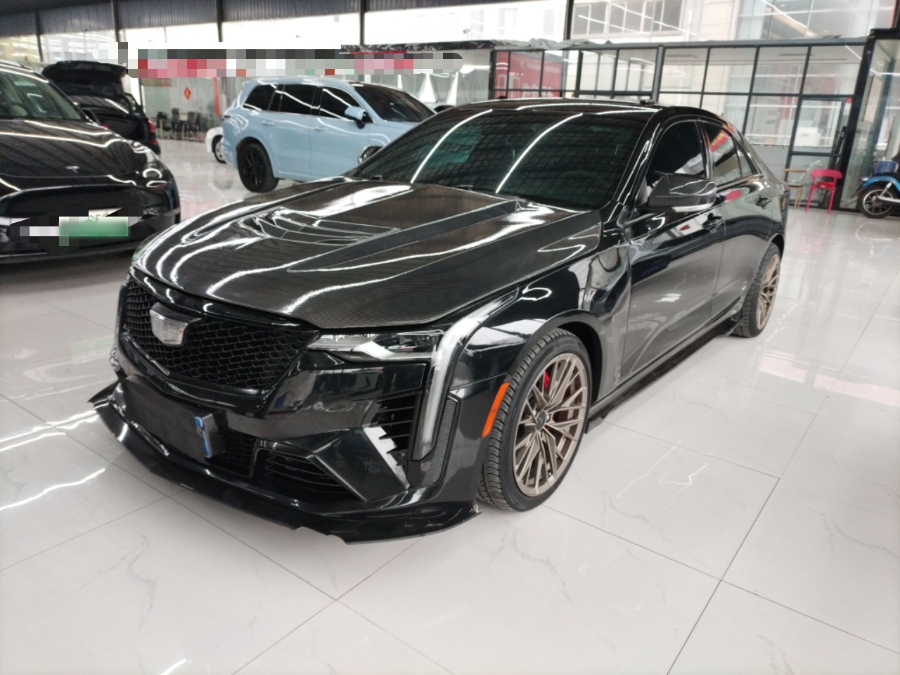 تحت مقدمة السيارة