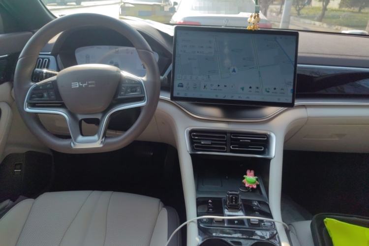 Used BYD Song PLUS New Energy 2025 EV with 605 km Range – Flagship Version Center Console