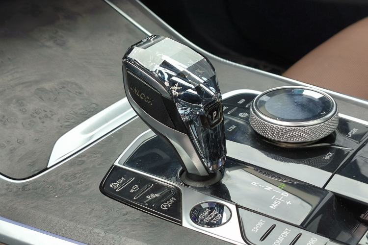 Used BMW X5 2021 xDrive40i Luxury Model with M Sport Package Gear Lever