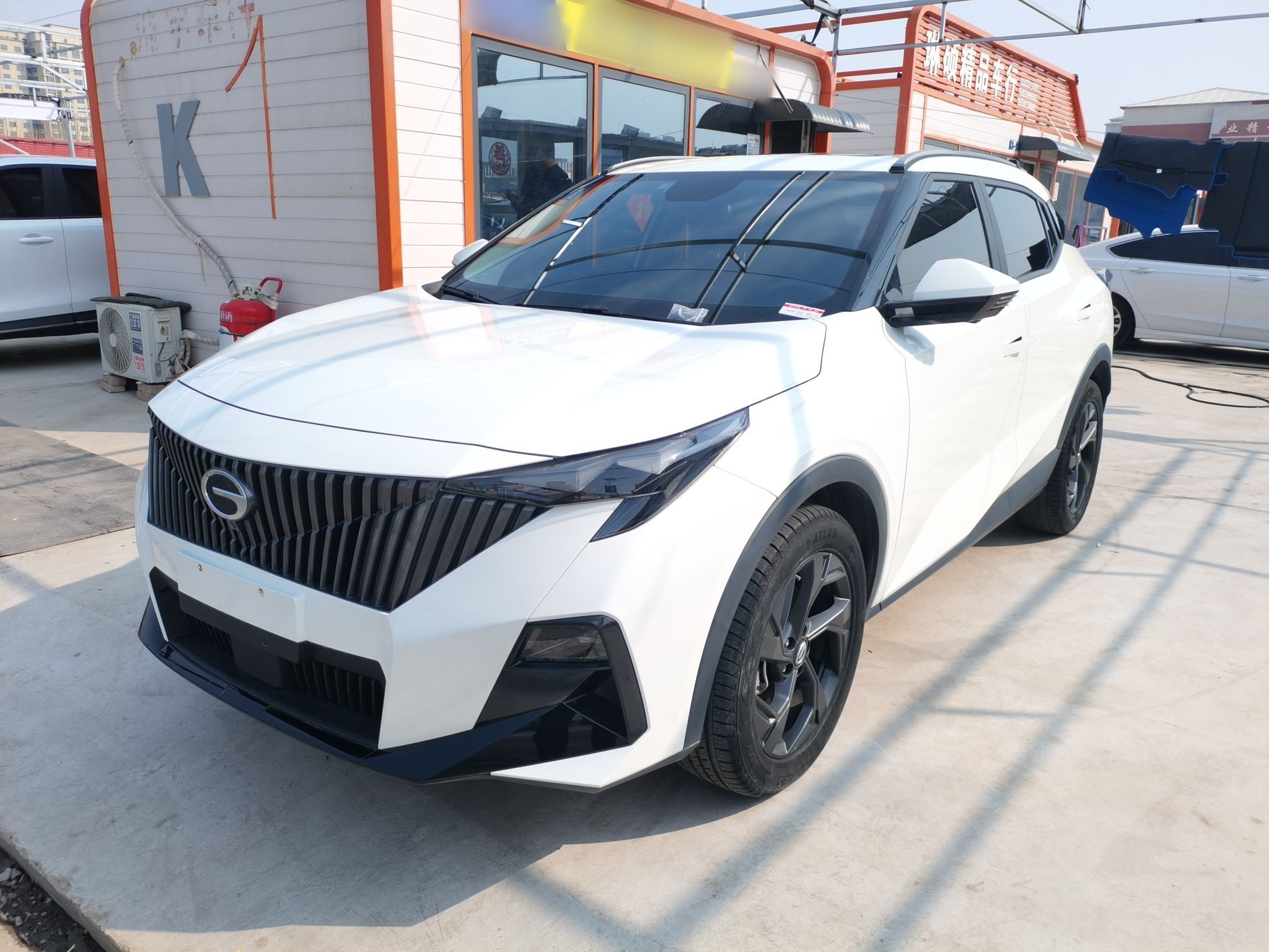 تحت مقدمة السيارة