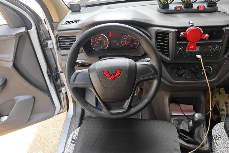 Used Wuling Hongguang V 2022 1.5L Jingqu Edition Electric-Assist LAR Steering Wheel