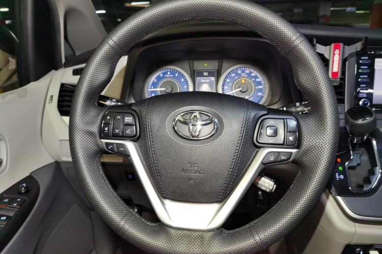 Used Toyota SIENNA 2019 3.5L Four-Wheel Drive LE Version 7 Seats – Canadian Edition
