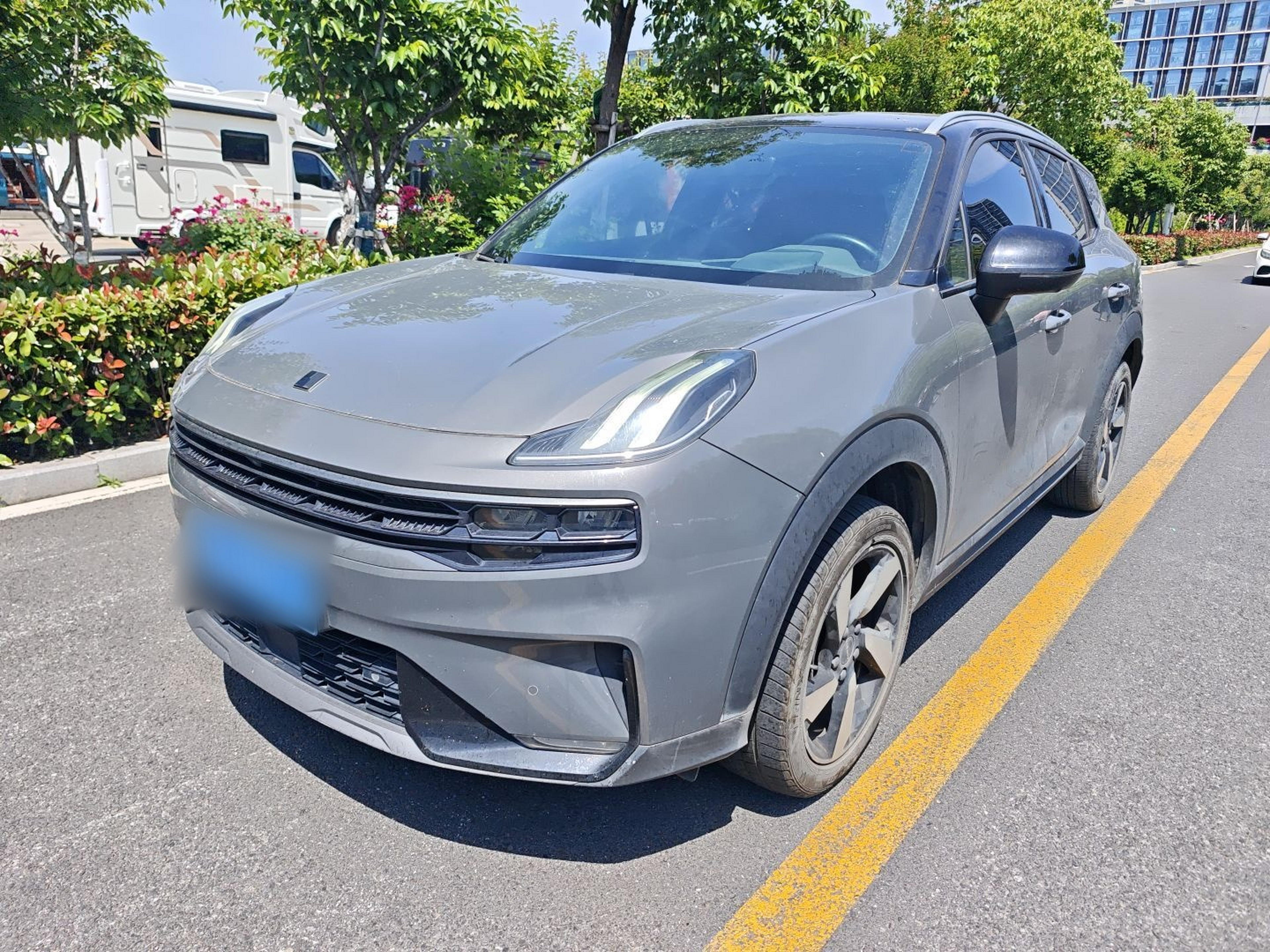 Под передней частью автомобиля