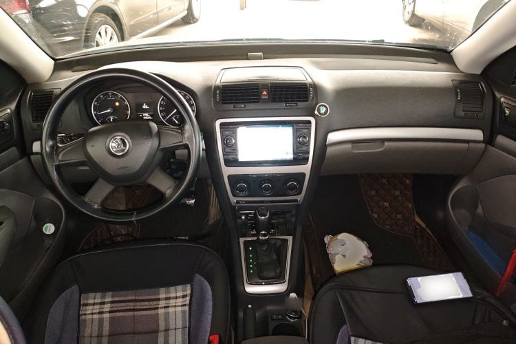 Used Skoda Octavia 2014 1.6L Automatic Yijie Edition Center Console