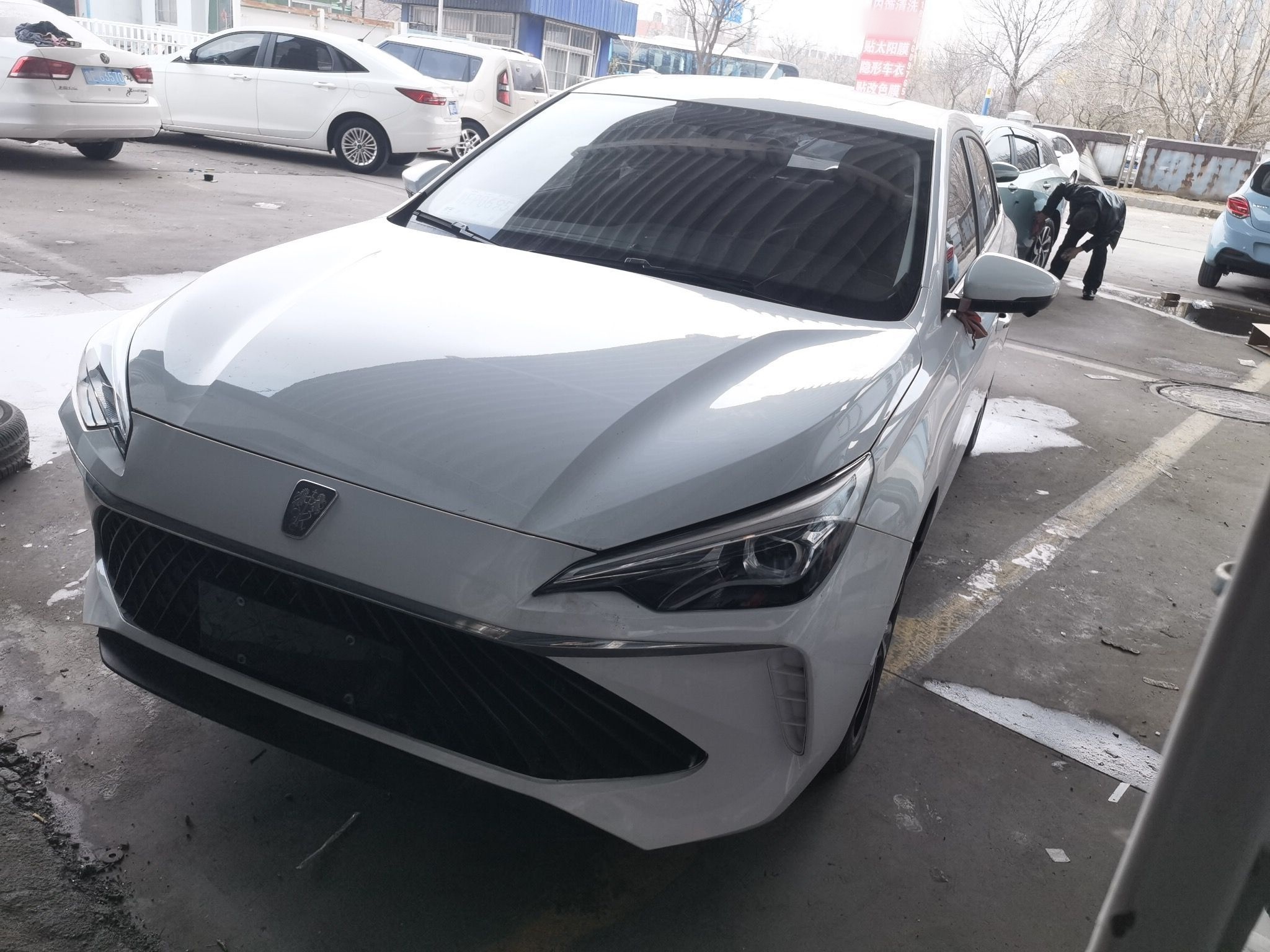 تحت مقدمة السيارة