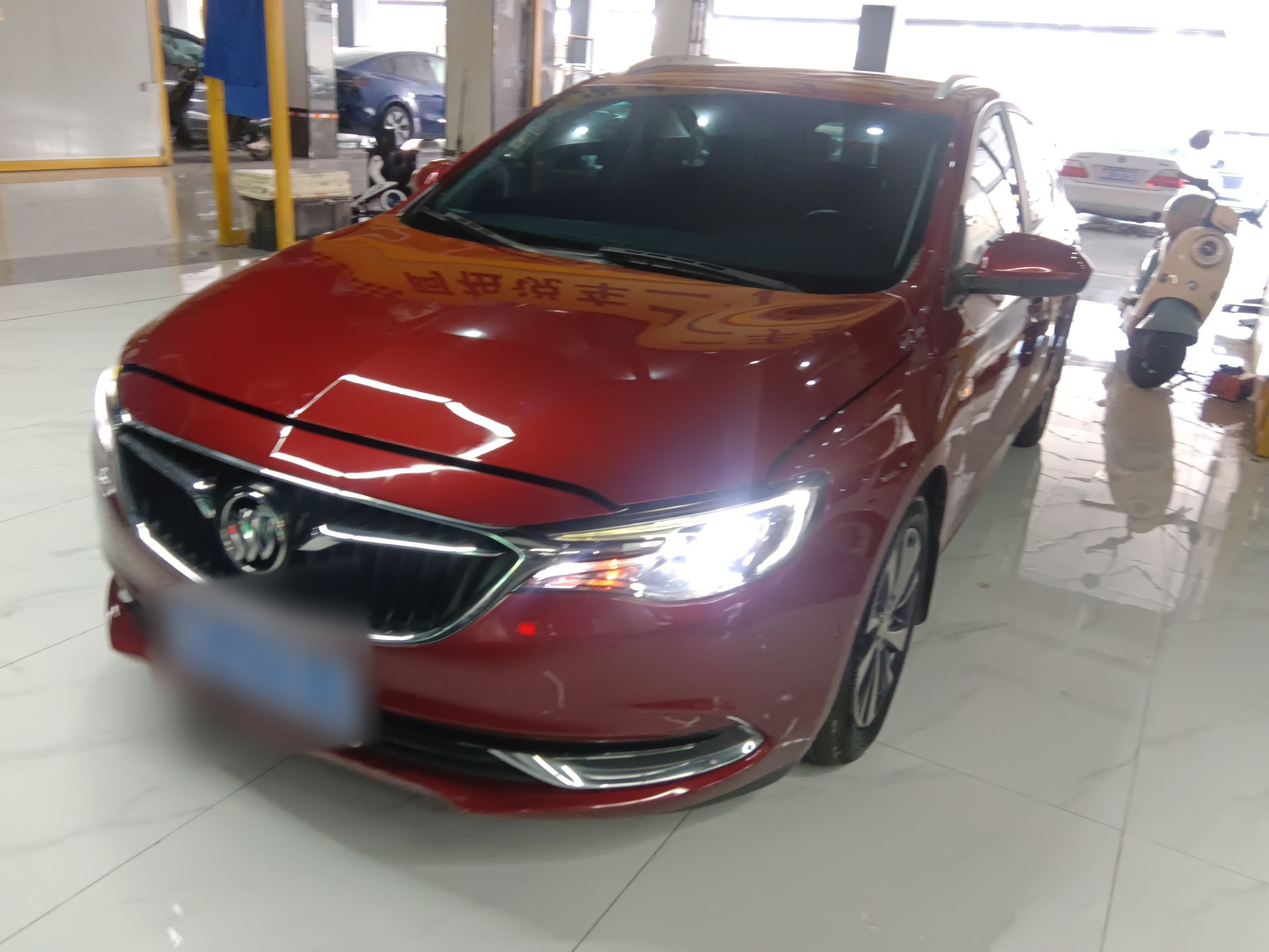 Под передней частью автомобиля