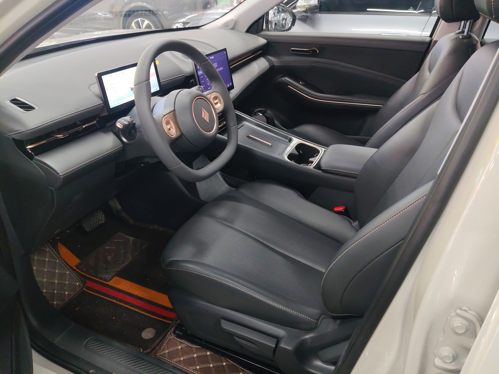 المقاعد الأمامية داخل السيارة