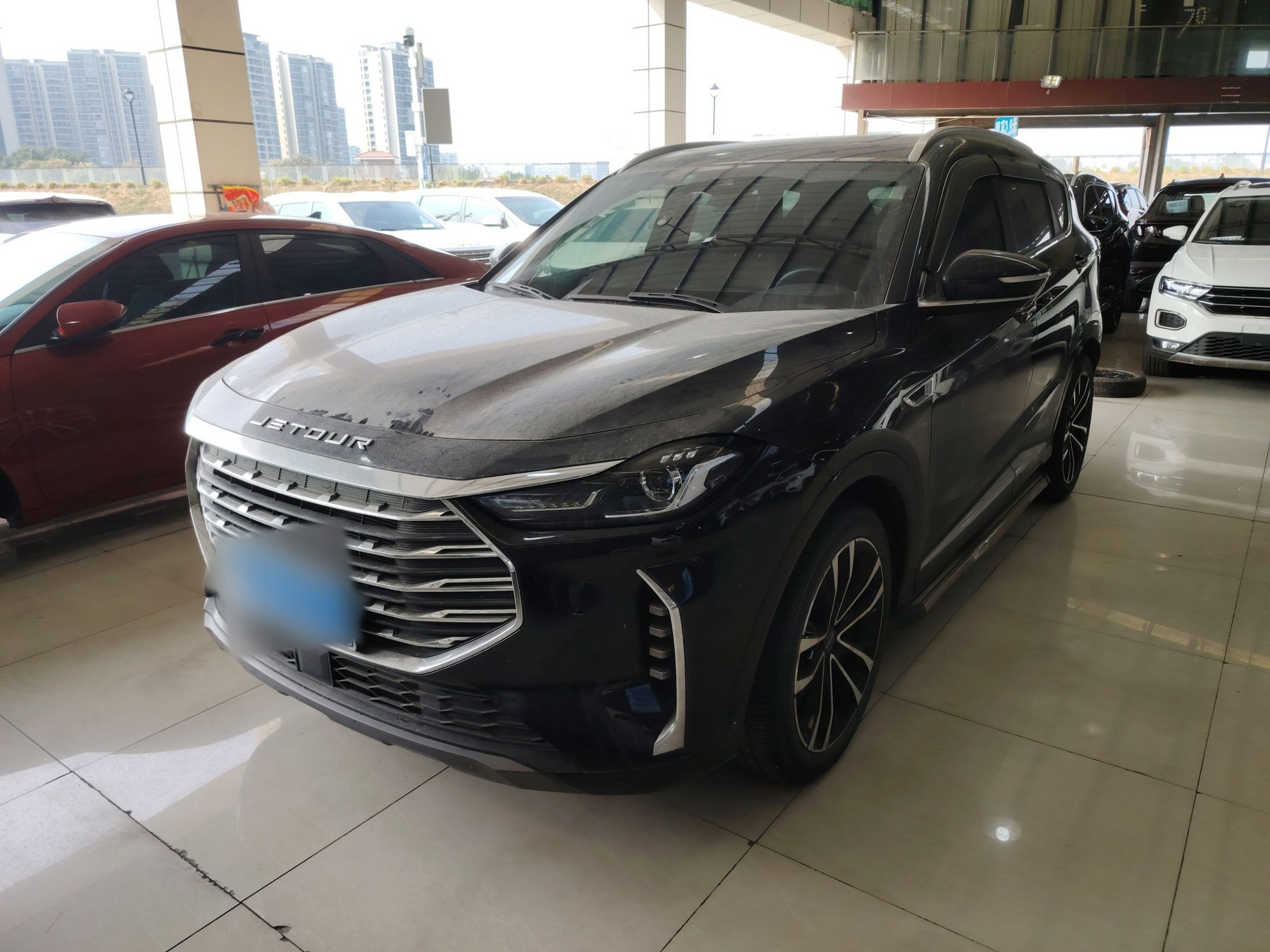 Под передней частью автомобиля