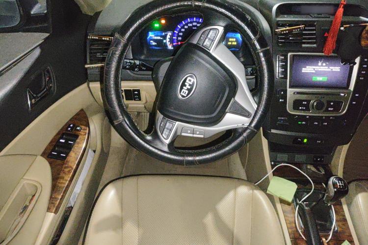 Used BYD G6 2012 2.0L Manual Luxury Version
