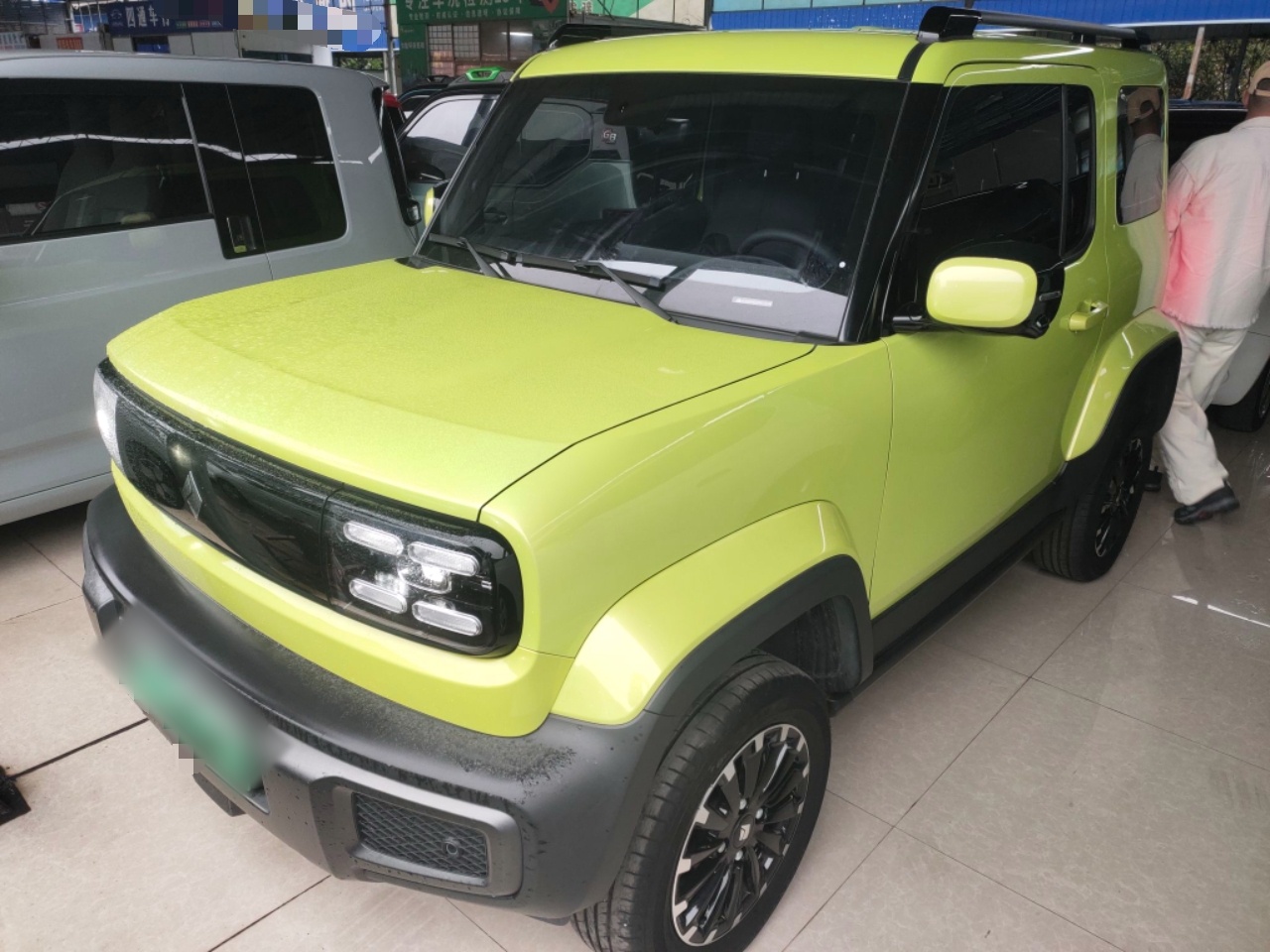 Под передней частью автомобиля