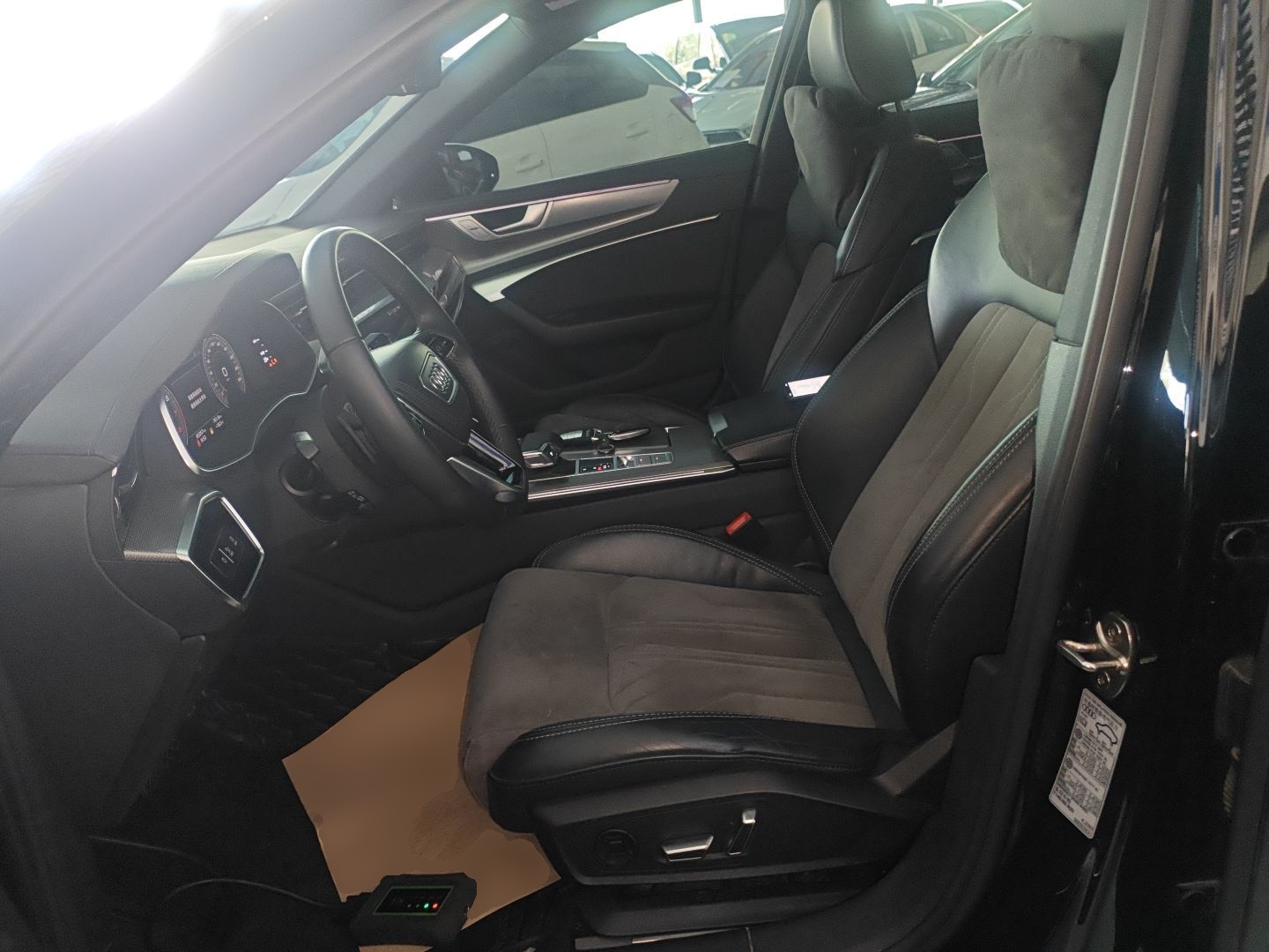 Переднее сиденье в автомобиле