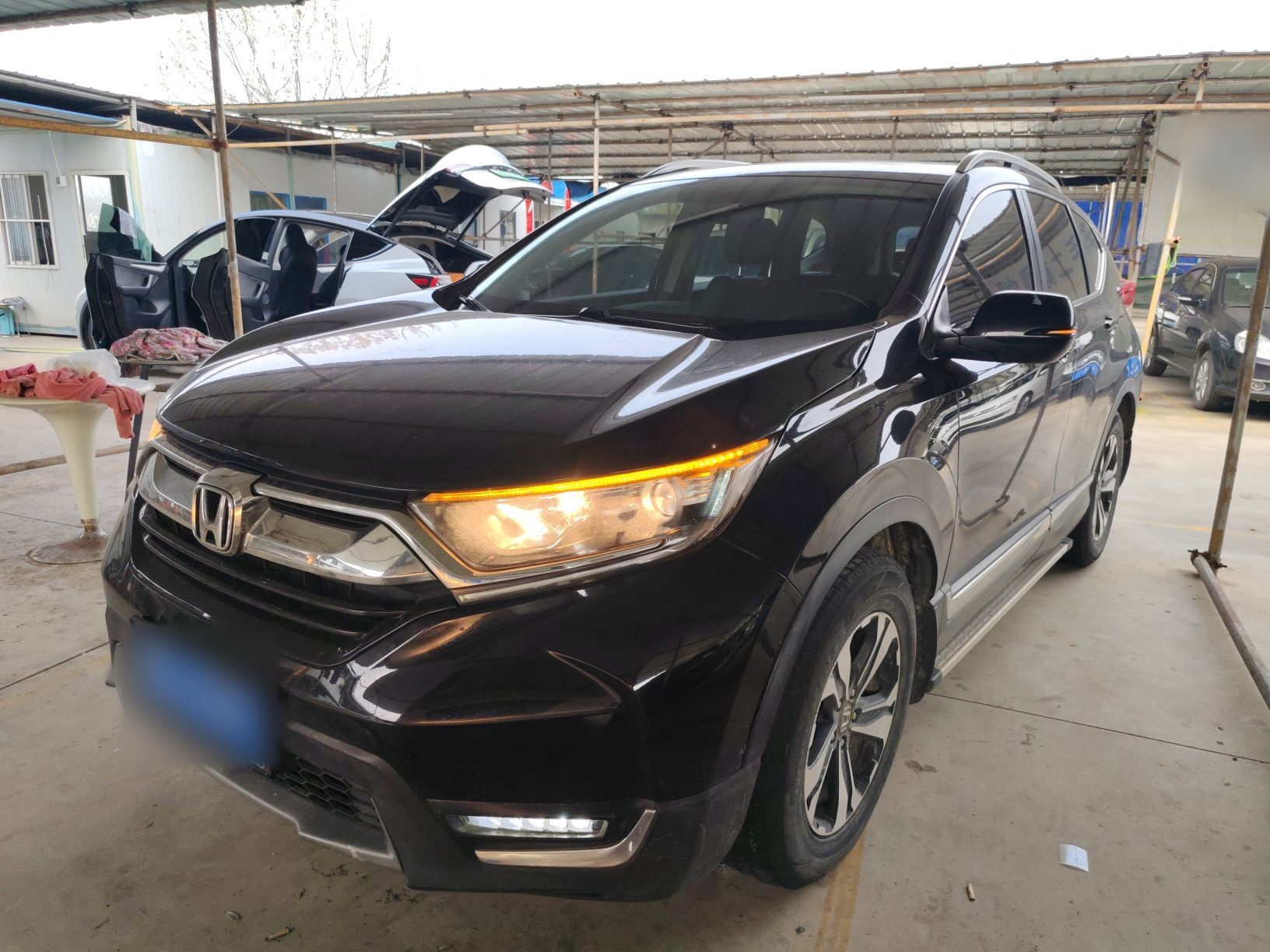 تحت مقدمة السيارة