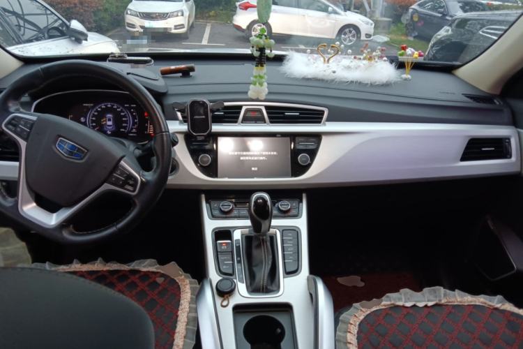 Used Geely Auto Emgrand X7 Sport 2018 1.8TD Automatic Two-Wheel Drive ZhiZun Model with 4G Connectivity Center Console