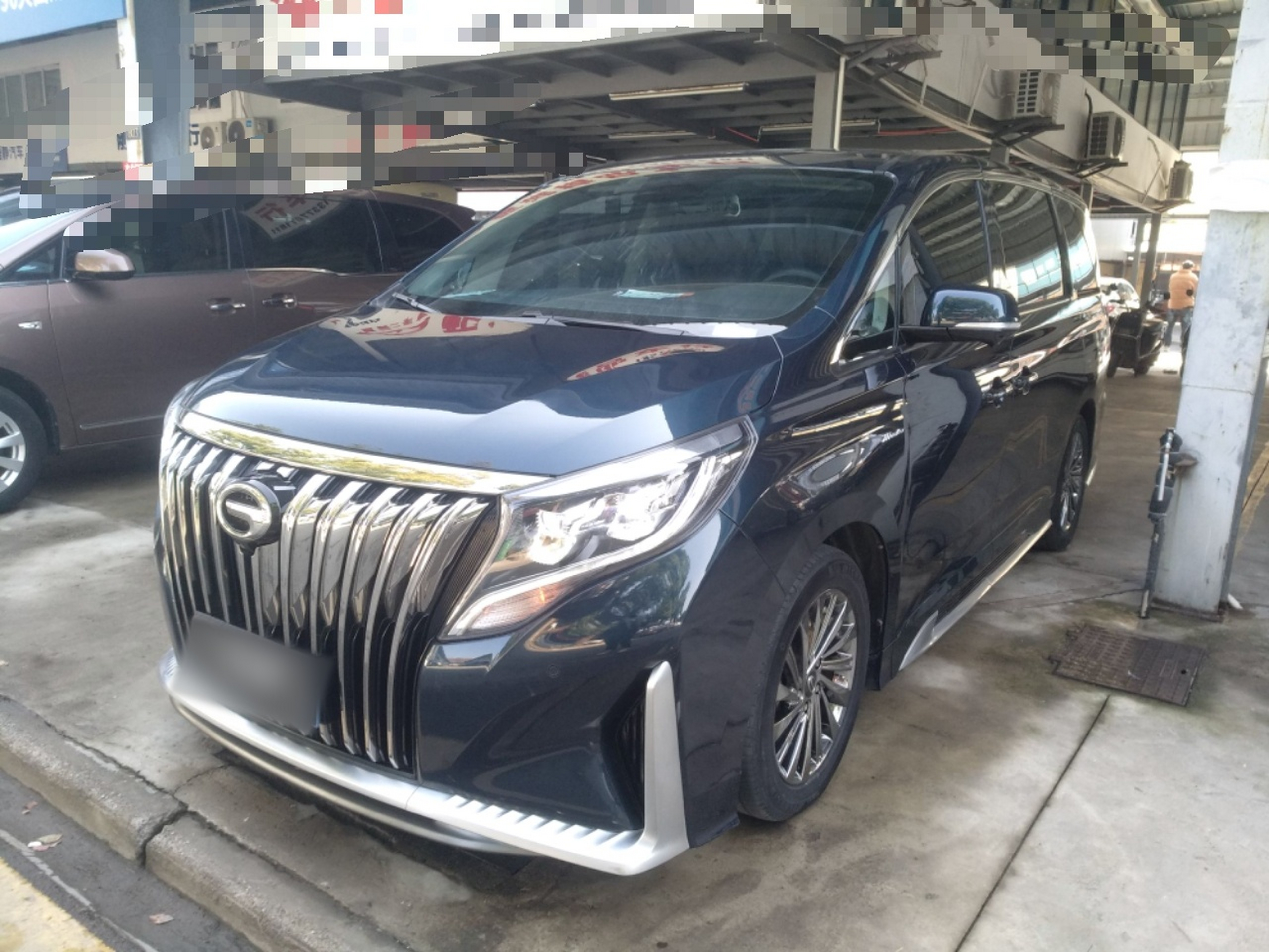 Под передней частью автомобиля