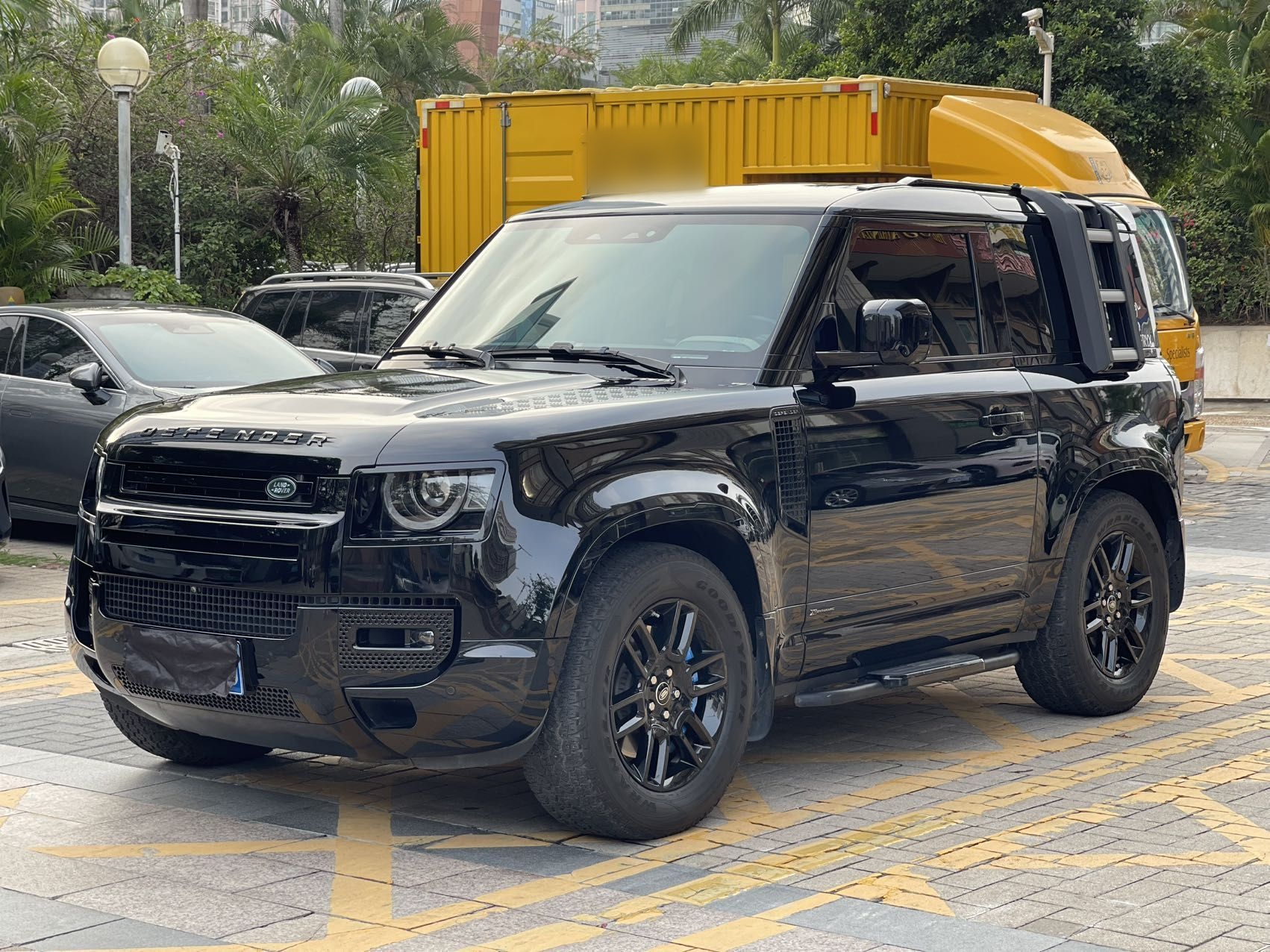 Под передней частью автомобиля