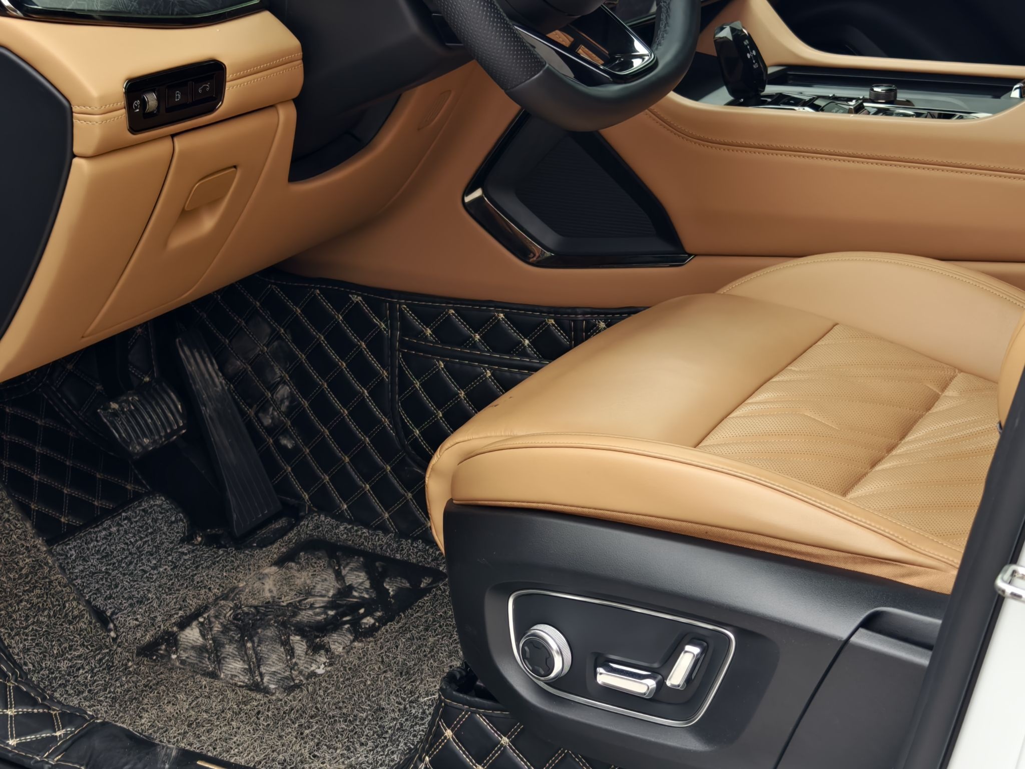 المقاعد الأمامية داخل السيارة