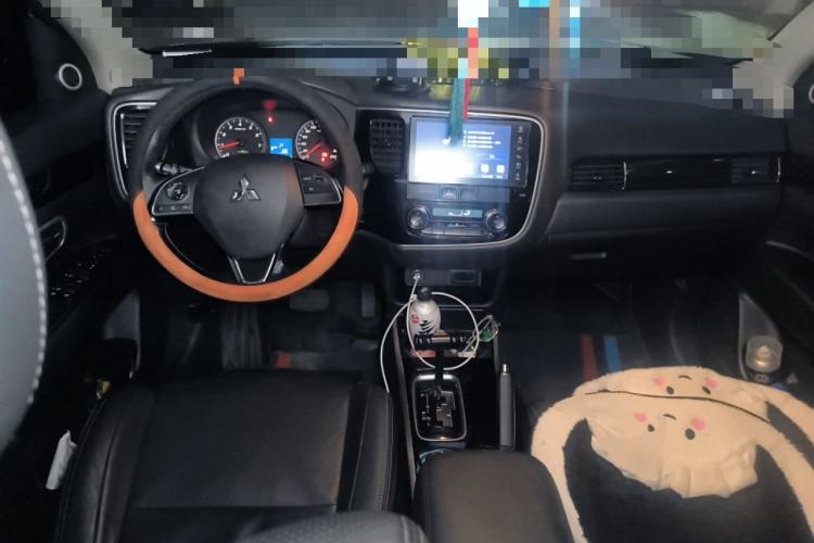 Used Mitsubishi Outlander 2017 2.0L Two-Wheel Drive Glory Edition 5 Seats Center Console