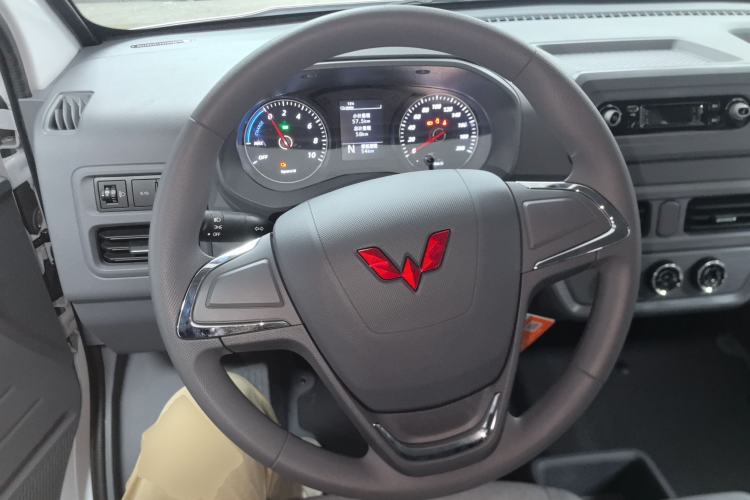 Used Wuling Yangguang 2024 300KM Comfort Version Passenger Van 75kW