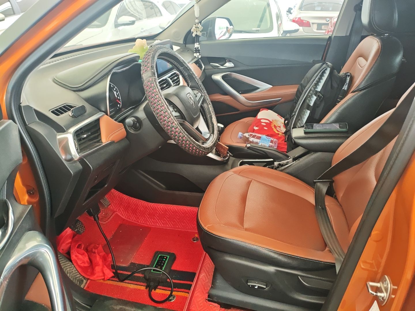 المقاعد الأمامية داخل السيارة