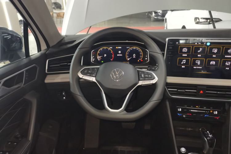 Used Volkswagen Tiguan L 2024 Outstanding Model 300TSI Automatic Two-Wheel Drive Longteng Edition