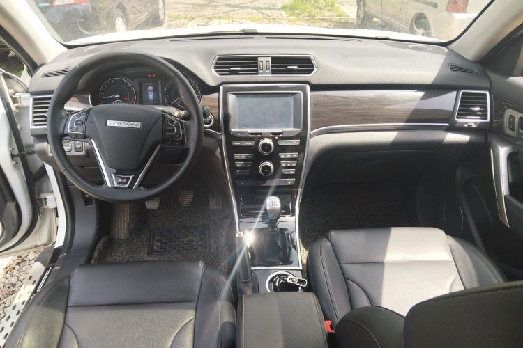 Used Haval H2 2016 Red Label 1.5T Manual Two-Wheel Drive Elite Model Center Console
