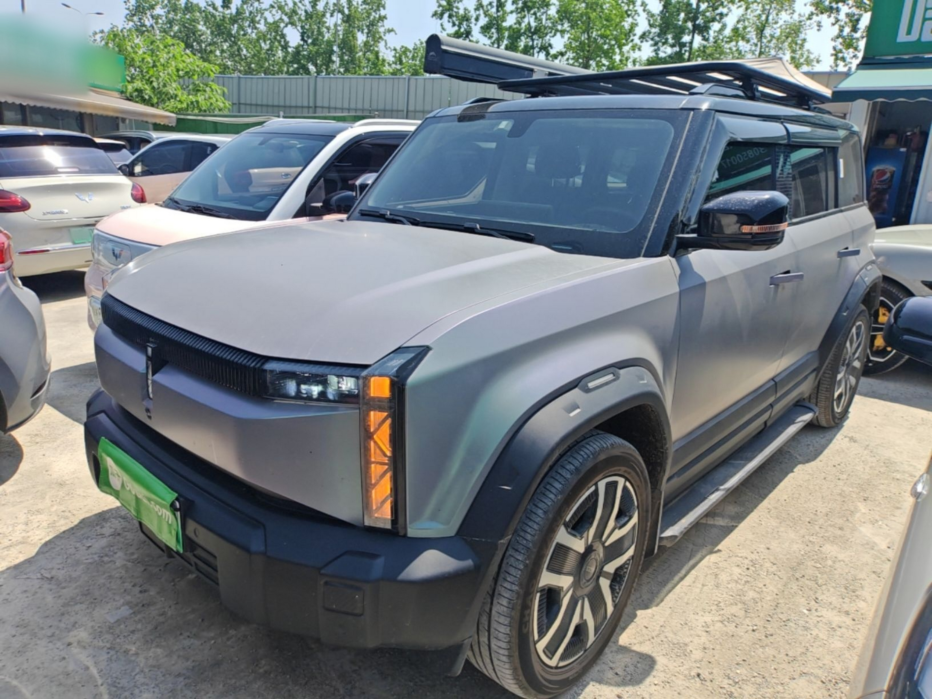 تحت مقدمة السيارة