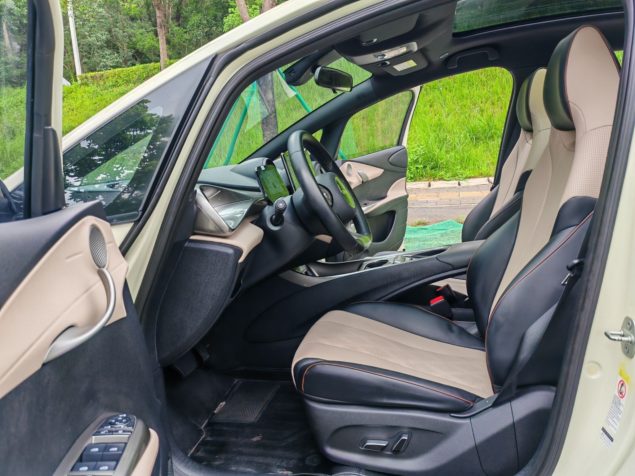 المقاعد الأمامية داخل السيارة