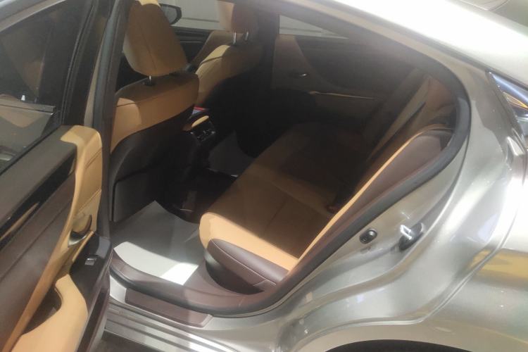 Used Lexus ES 2020 300h Deluxe Edition
