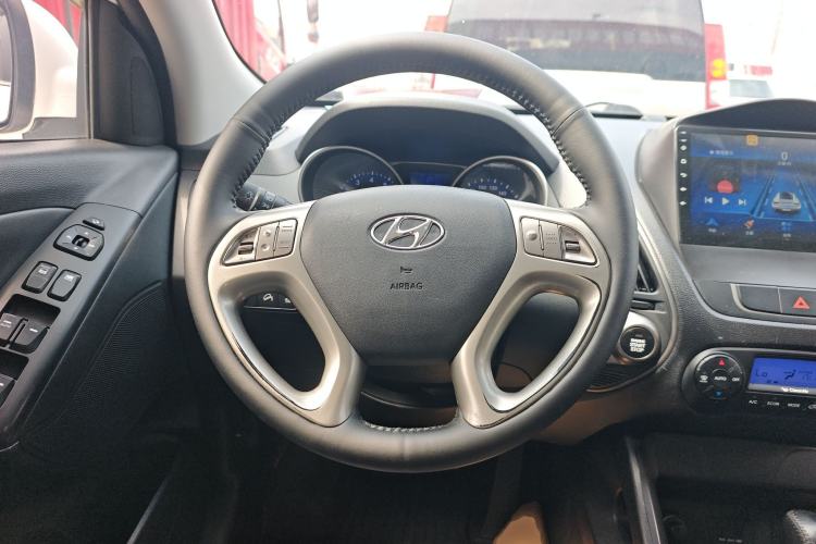 Used Hyundai ix35 2015 2.0L Automatic 2WD Smart Version China V Standard Steering Wheel
