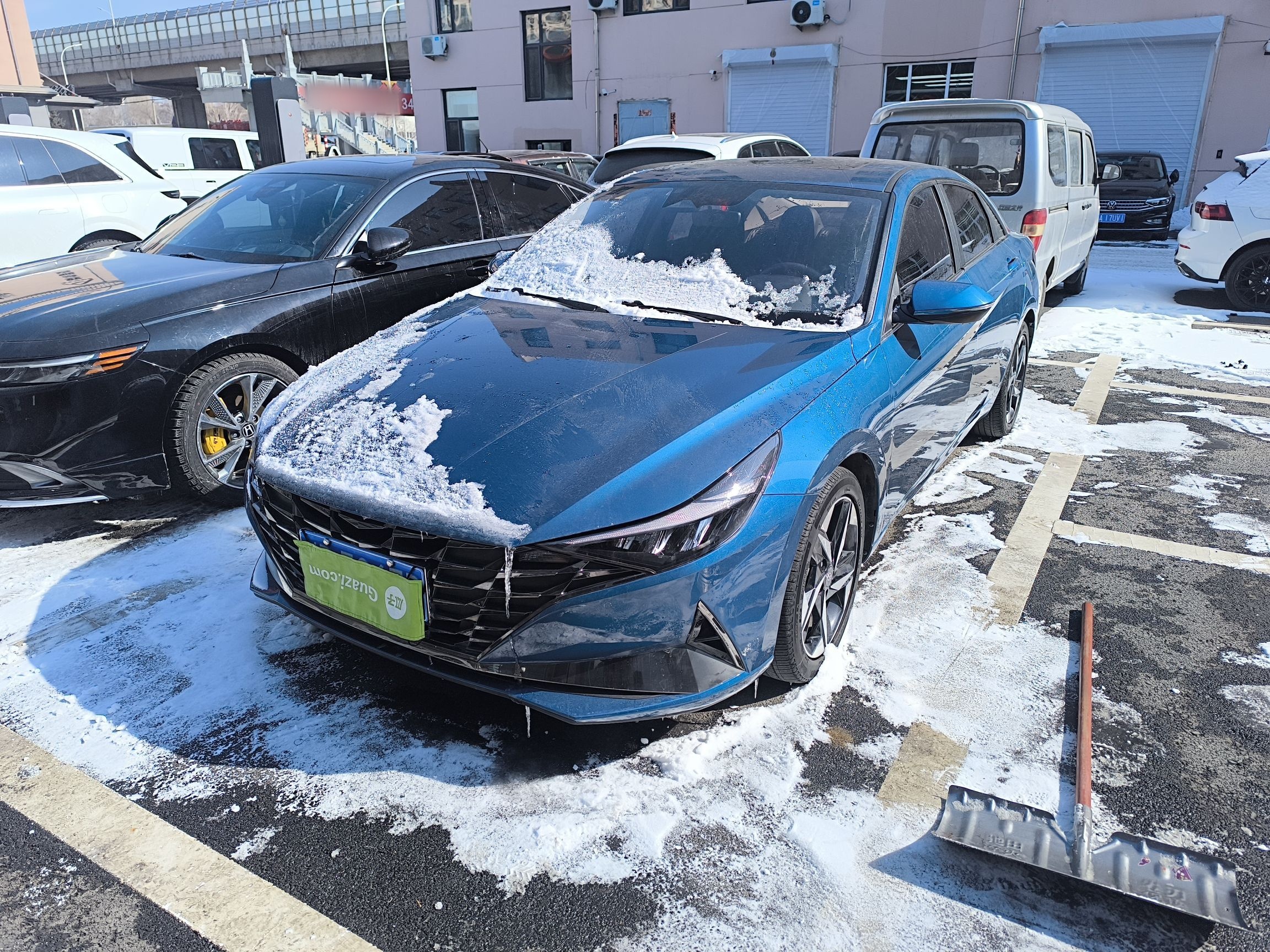 تحت مقدمة السيارة