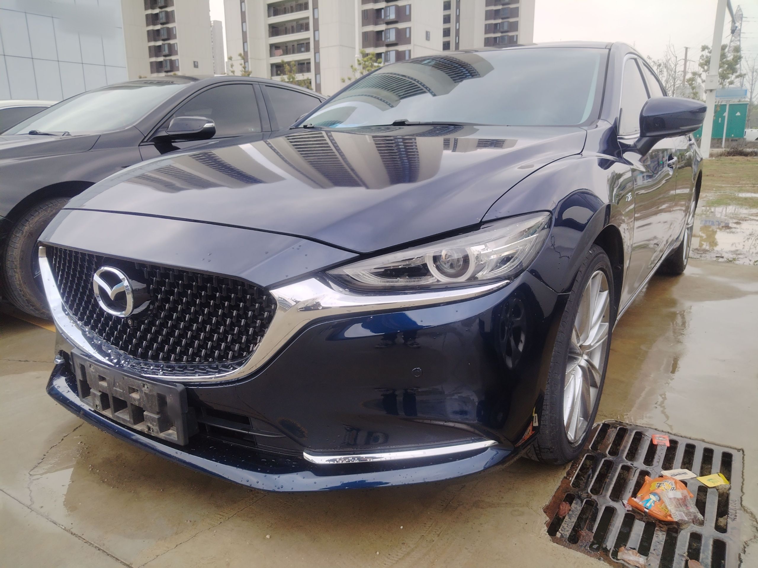 تحت مقدمة السيارة