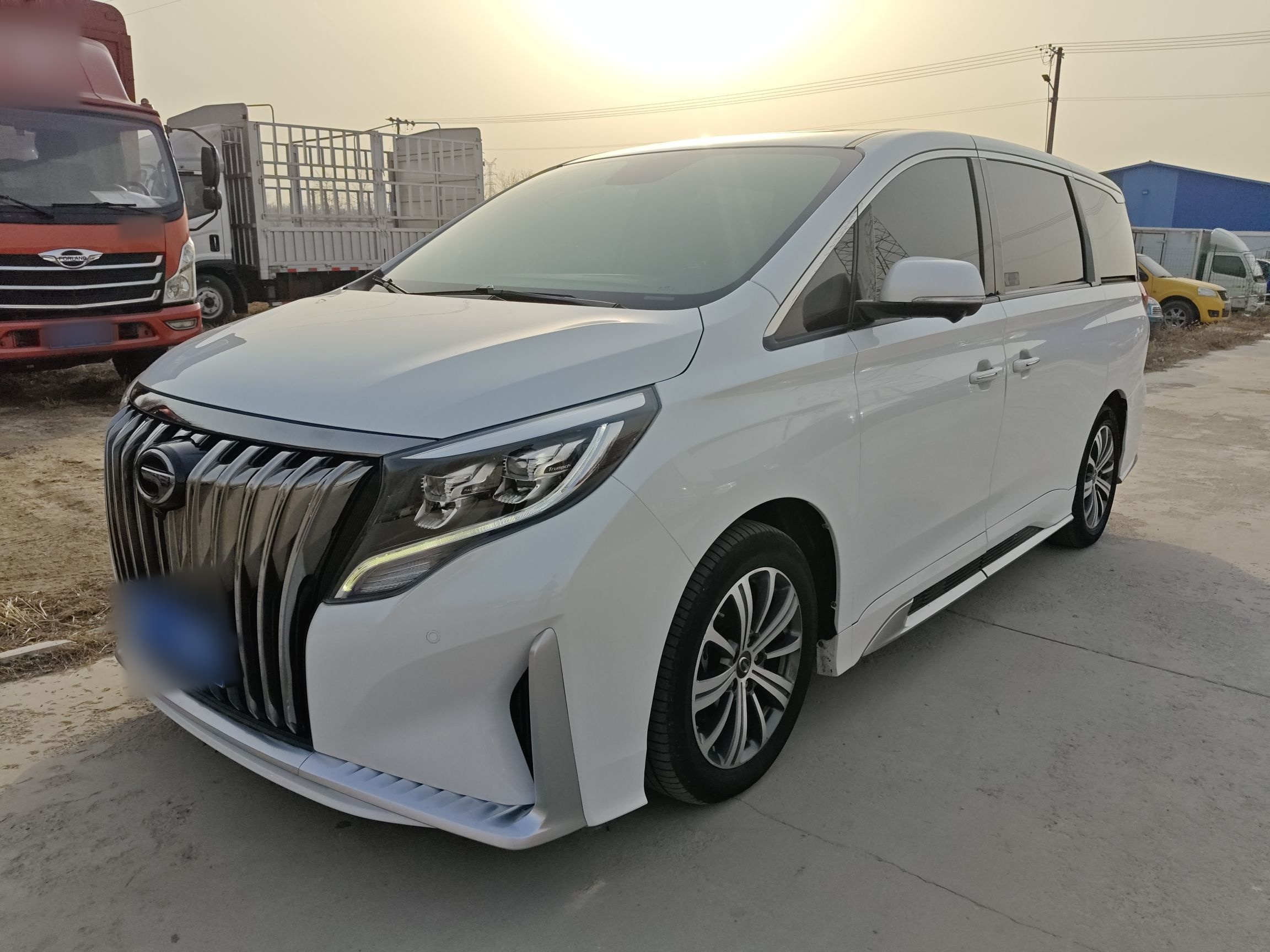 تحت مقدمة السيارة