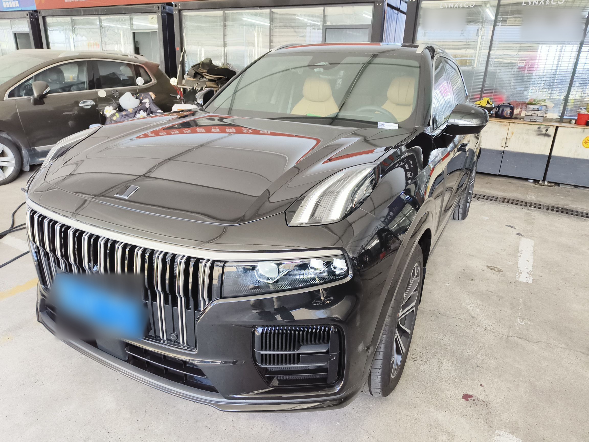 تحت مقدمة السيارة